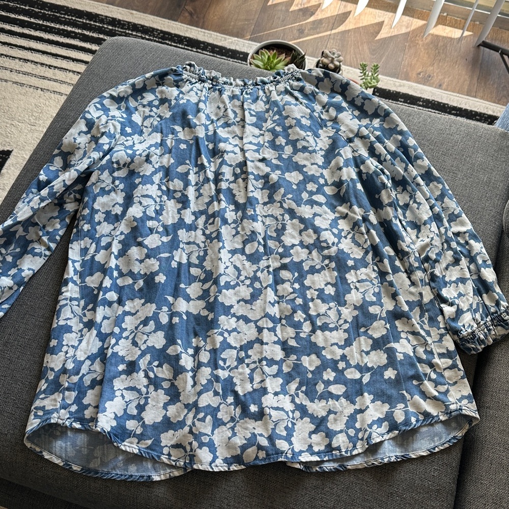Intro. Blue and White Floral Blouse - Picture 8 of 8